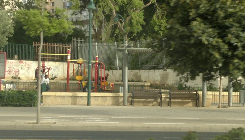 Площадка для воркаута в городе Бат-Ям №5077 Маленькая Современная фото